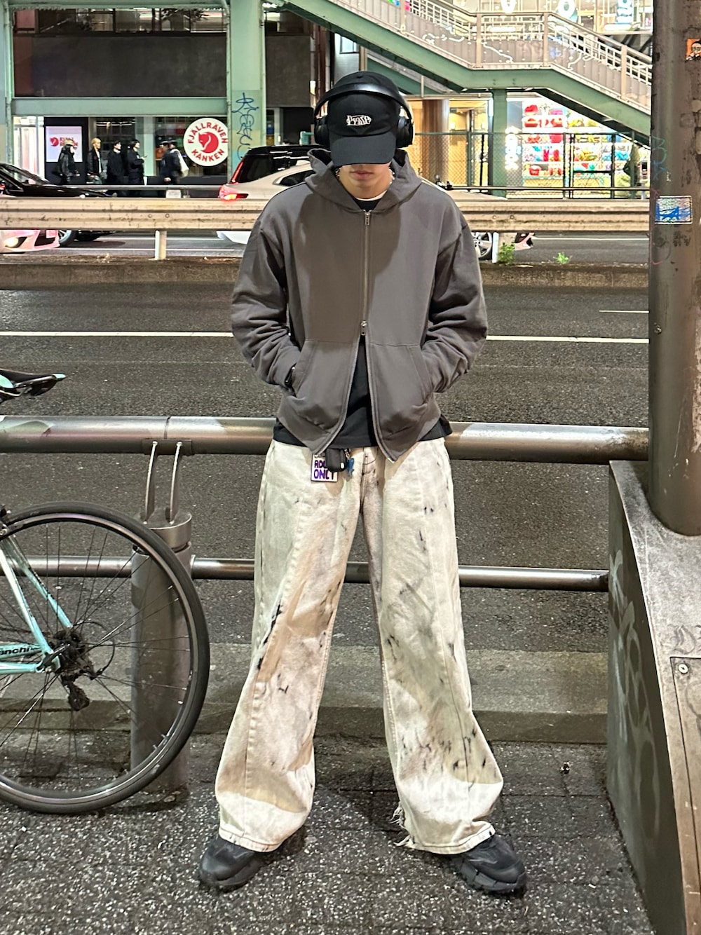 「春服、休日スタイル、大人カジュアル、春アウター、メンズファッション、デニムコーデ、パーカー、いいね、save、フォローお願いします🤑」｜「tk.TAKEO KIKUCHIのK'Project by Aoi Composer Face Print Hoodie（パーカー、グレー系）」を使った、SHOさん（メンズ・178cm）の春コーディネートの1枚目の写真