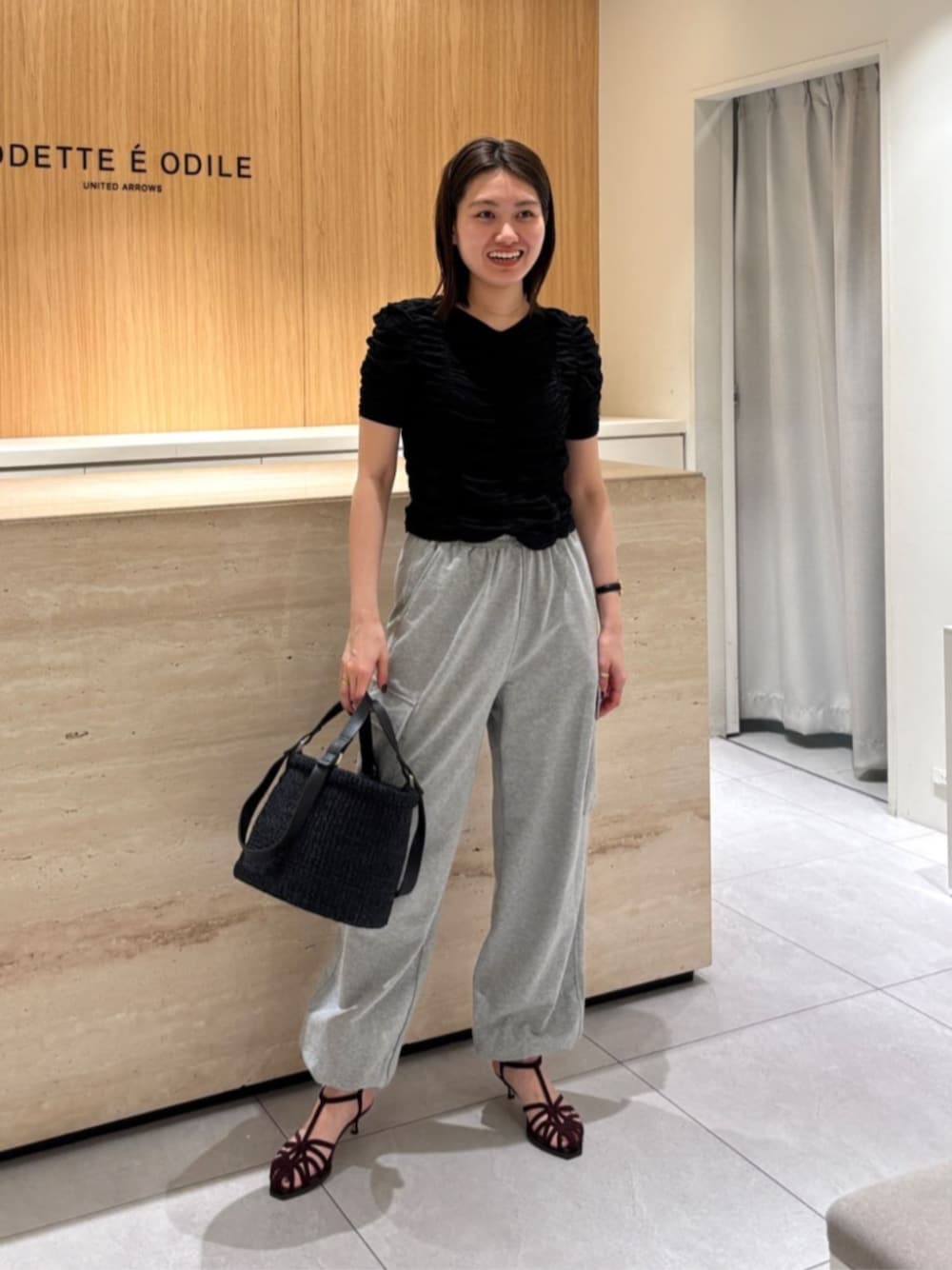 「Sandals styling、Pants style、モード、リラックススタイル、サンダル、Odette e Odile、夏コーデ、トートバッグ、気温25度から29度」｜「ODETTE E ODILEのミックスライン サンダル45↑（サンダル、レッド系）」を使った、中井　オデット エ オディール スタッフさん（レディース・159cm）の春コーディネートの1枚目の写真