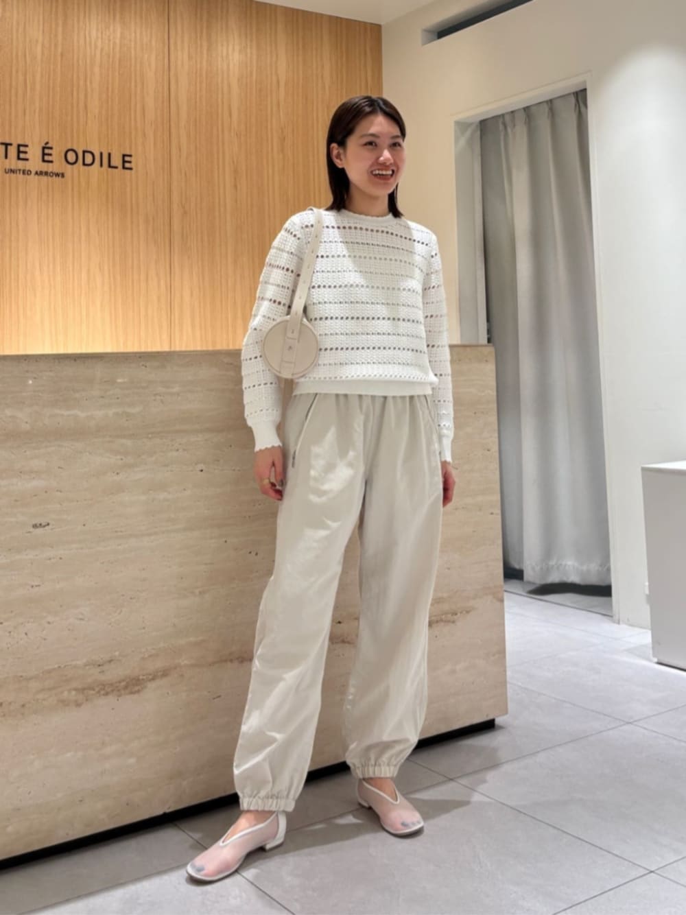 「Flat shoes styling、Pants style、モード、トレンド、リラックススタイル、ニット、united arrows、Odette e Odile、春コーデ、カジュアル」｜「ODETTE E ODILEのラウンドチュール フラット15↓↑（パンプス、ホワイト系）」を使った、中井　オデット エ オディール スタッフさん（レディース・159cm）の春コーディネートの1枚目の写真