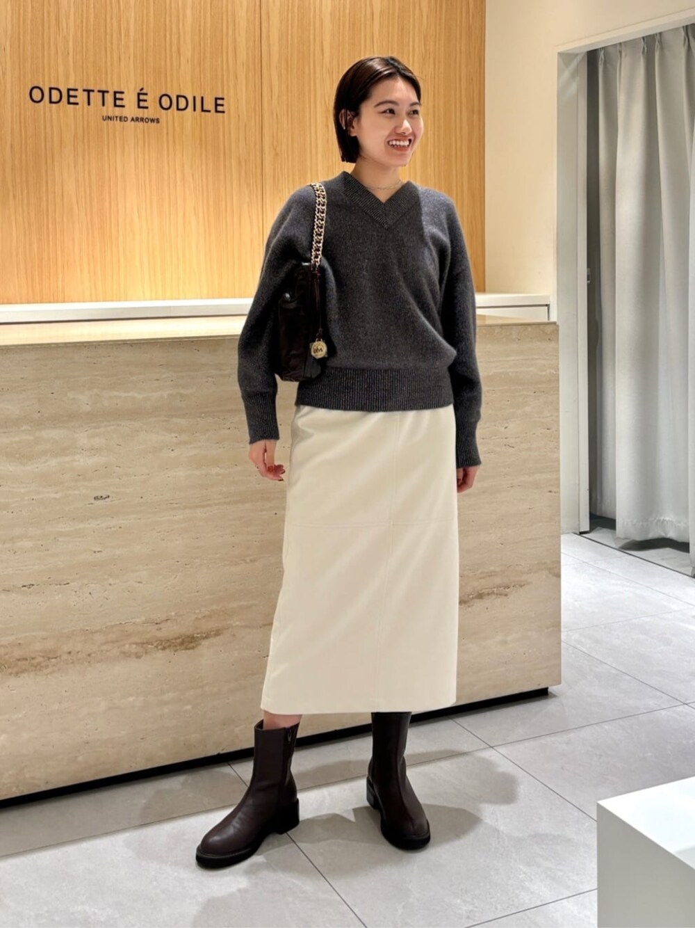 「ベーシック/トラッド、Boots styling、Skirt style、モード、トレンド、リラックススタイル、フェミニン、トラベル /リゾート、ニット、冬服、ブーツ、スカート、旅行、ショートブーツ、冬コーデ」｜「ODETTE E ODILEのセンターシームラウンド ショートブーツ40↑（ブーツ、ブラウン系）」を使った、中井　オデット エ オディール スタッフさん（レディース・159cm）の秋コーディネートの1枚目の写真