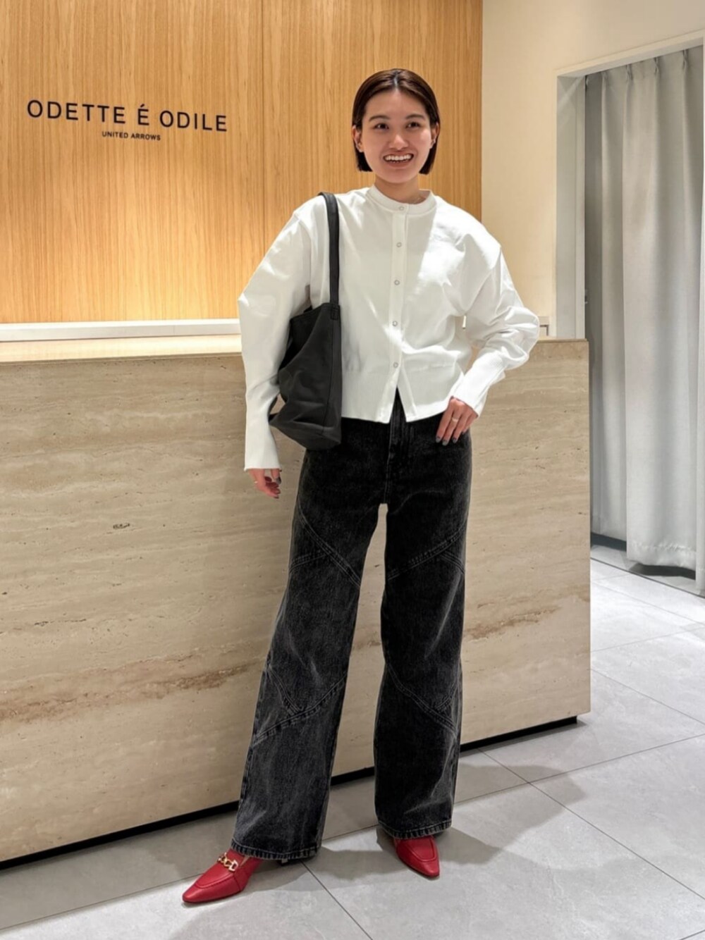 「ベーシック/トラッド 、Pumps styling、Pants style、モード、トレンド、リラックス、フェミニン、ビジネス、イエベ春、デニム、通勤コーデ、春服、春コーデ、ODETTE E ODILE」｜「ODETTE E ODILEのアドラーモカ パンプス50↑（パンプス、レッド系）」を使った、中井　オデット エ オディール スタッフさん（レディース・158cm）の冬コーディネートの1枚目の写真
