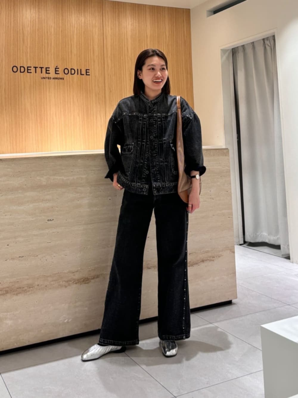 「ベーシック/トラッド、Flat shoes styling、Pants style、モード、トレンド、Odette e Odile、春コーデ、トートバッグ」｜「ORSETTOの＜ORSETTO＞FREDDO（トートバッグ、ベージュ系）」を使った、中井　オデット エ オディール スタッフさん（レディース・159cm）の春コーディネートの1枚目の写真