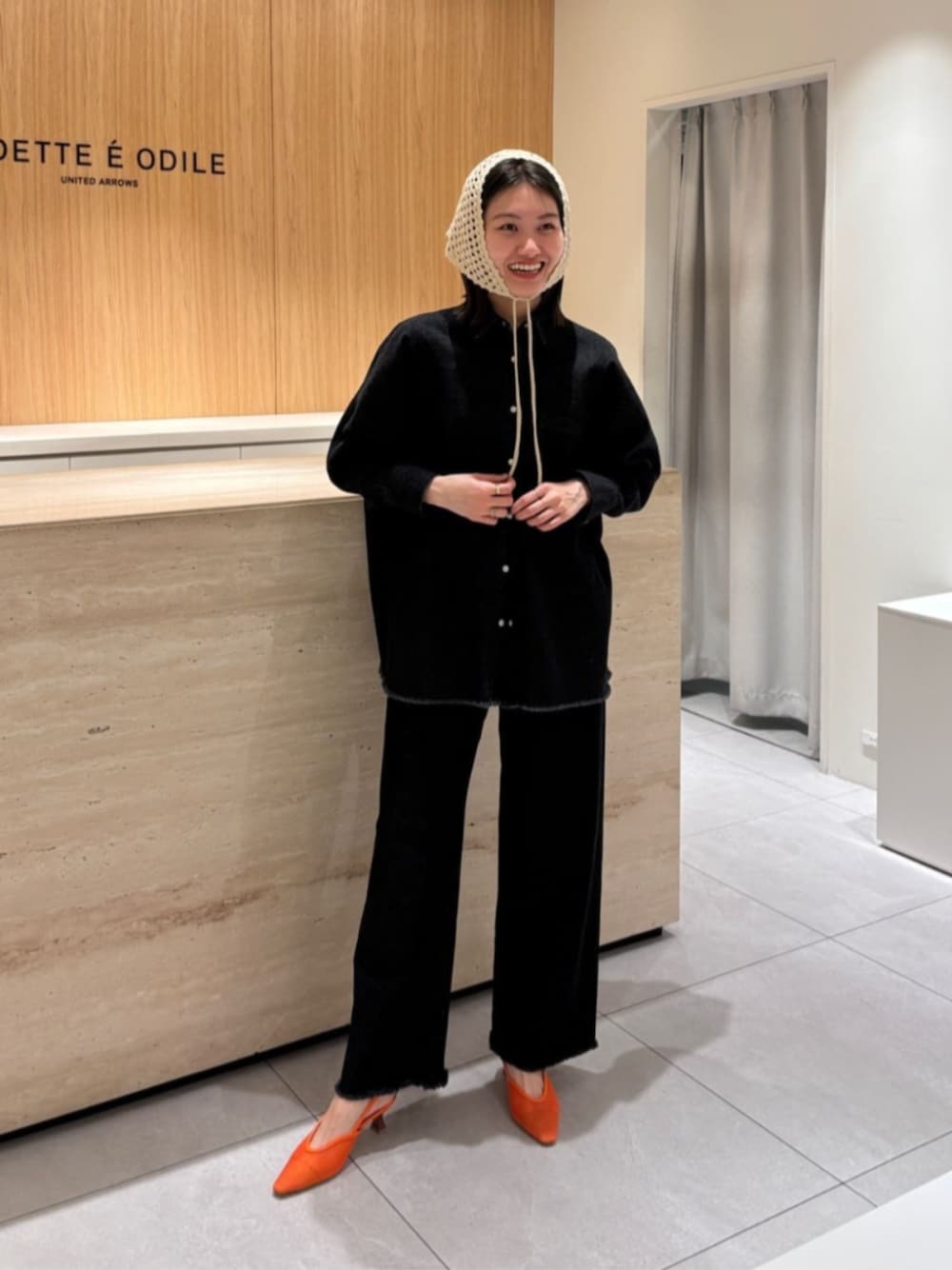 「Pumps styling、Pants style、トレンド、リラックススタイル、Odette e Odile、春コーデ、気温20度から24度」｜「ODETTE E ODILEのシアーネット パンプス50↑（パンプス、オレンジ系）」を使った、中井　オデット エ オディール スタッフさん（レディース・159cm）の春コーディネートの1枚目の写真