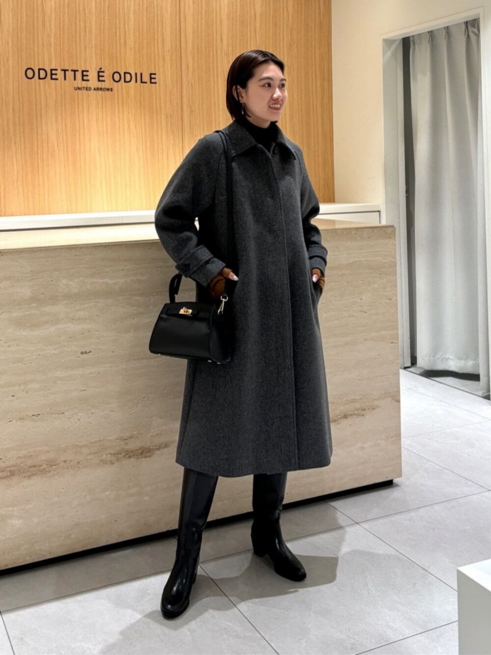 「ベーシック/トラッド、Boots styling、Pants style、モード、トレンド、リラックス、フェミニン、UAHOLIDAYS、冬服、冬コーデ、ODETTE E ODILE、トートバッグ、手袋、気温10度から14度、気温9度以下」｜「AULENTTIの＜AULENTTI＞TRAPEZELINE BAG（ショルダーバッグ、ブラック系）」を使った、中井　オデット エ オディール スタッフさん（レディース・158cm）の冬コーディネートの1枚目の写真
