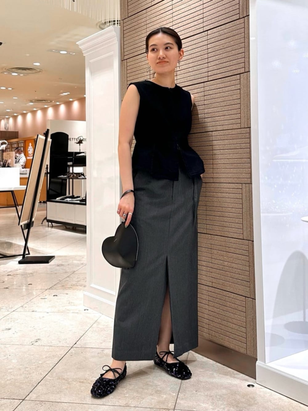 「ベーシック/トラッド、Flat shoes styling、Skirt style、モード、トレンド、リラックススタイル、フェミニン、夏服、スカート、夏コーデ」｜「YAHKIの【別注】＜YAHKI＞674 HEART SHOULDER（ショルダーバッグ、ブラック系）」を使った、中井　オデット エ オディール スタッフさん（レディース・159cm）の夏コーディネートの1枚目の写真