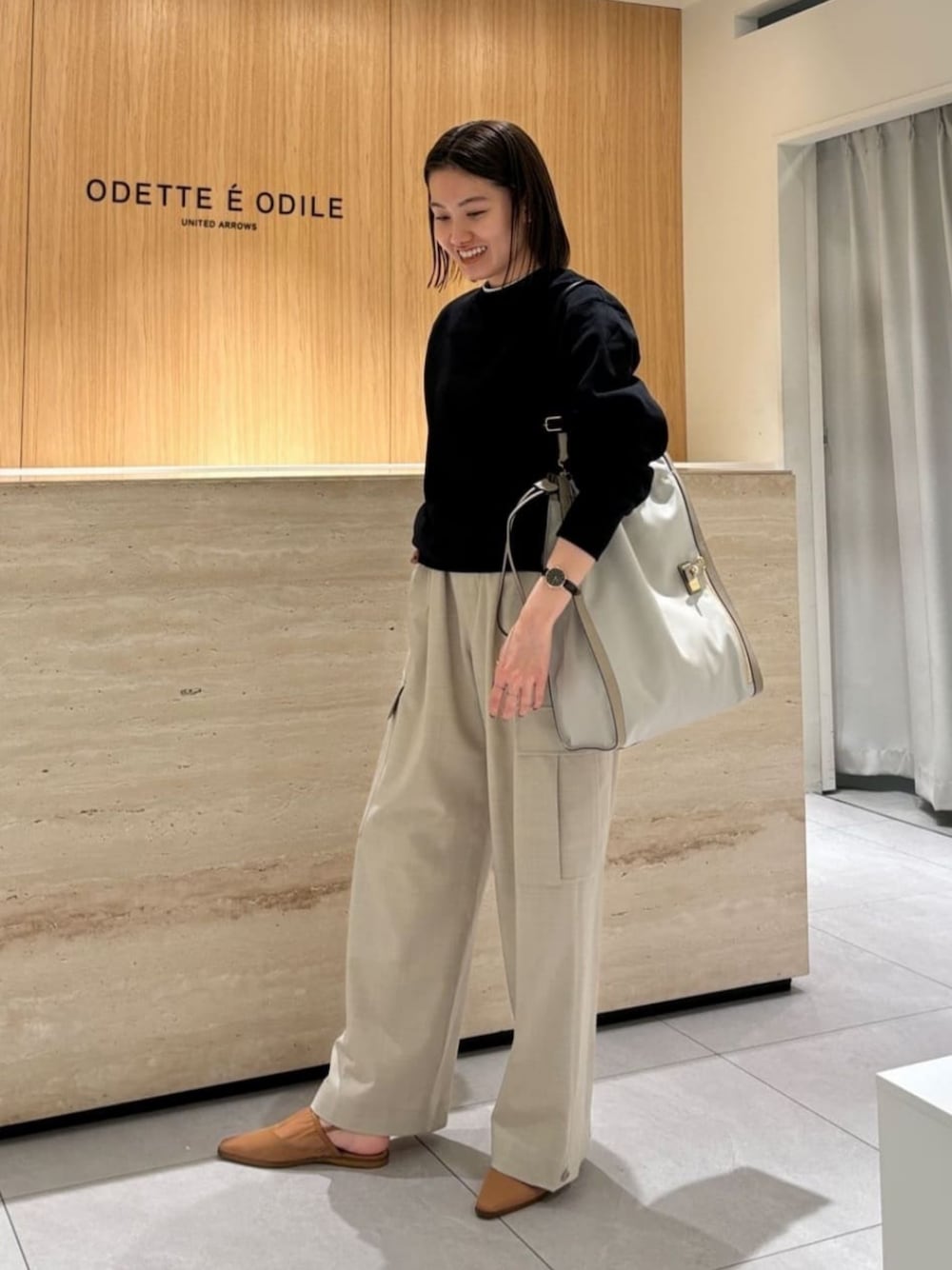 「ベーシック/トラッド、Flat shoes styling、Pants style、モード、トレンド、リラックス、フェミニン、イエベ春、シアー、ODETTE E ODILE、春コーデ、トートバッグ、気温25度から29度、気温20度から24度、カーゴパンツ」｜「ODETTE E ODILEのチュールカバーバックベルト フラット10↑（パンプス、ブラウン系）」を使った、中井　オデット エ オディール スタッフさん（レディース・159cm）の春コーディネートの1枚目の写真