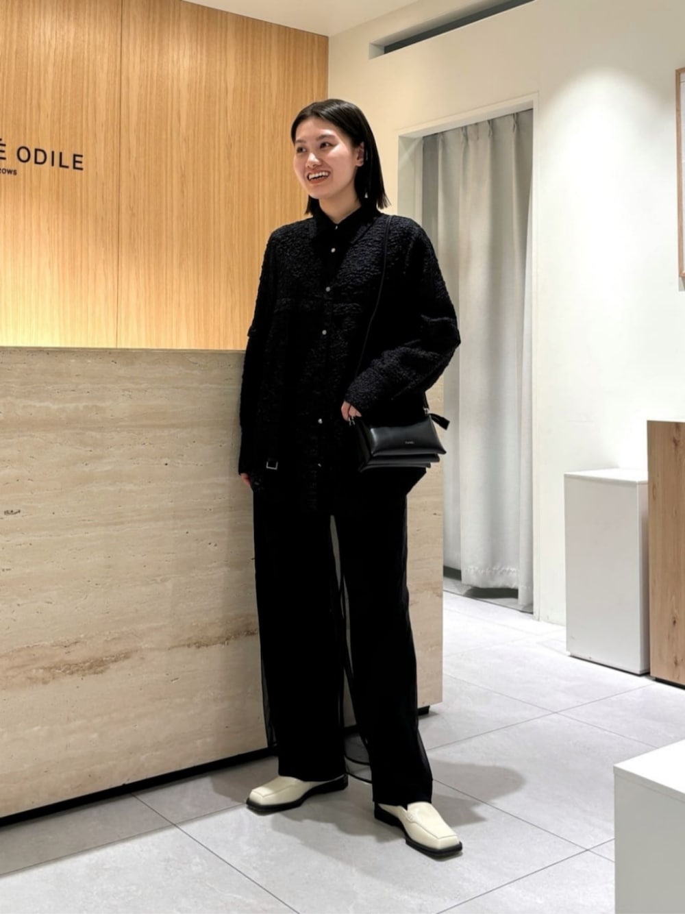 「ベーシック/トラッド、Flat shoes styling、Pants style、モード、トレンド、リラックス、ビジネス、春服、旅行、旅コーデ、ODETTE E ODILE、春コーデ、通勤コーデ、気温15度から19度、カジュアル」｜「ODETTE E ODILEのボクシーローファー フラット25↑（ローファー、ホワイト系）」を使った、中井　オデット エ オディール スタッフさん（レディース・159cm）の冬コーディネートの1枚目の写真