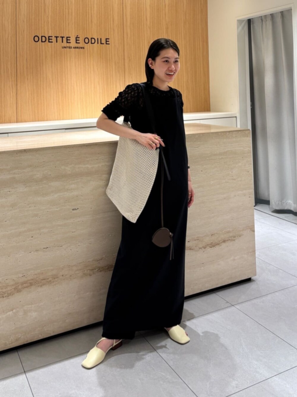 「Flat shoes styling、Skirt style、トレンド、リラックススタイル、Odette e Odile、春コーデ、トートバッグ」｜「marco masiの【別注】＜MARCO MASI＞3720 HEART TOTE（トートバッグ、ブラウン系）」を使った、中井　オデット エ オディール スタッフさん（レディース・159cm）の春コーディネートの1枚目の写真