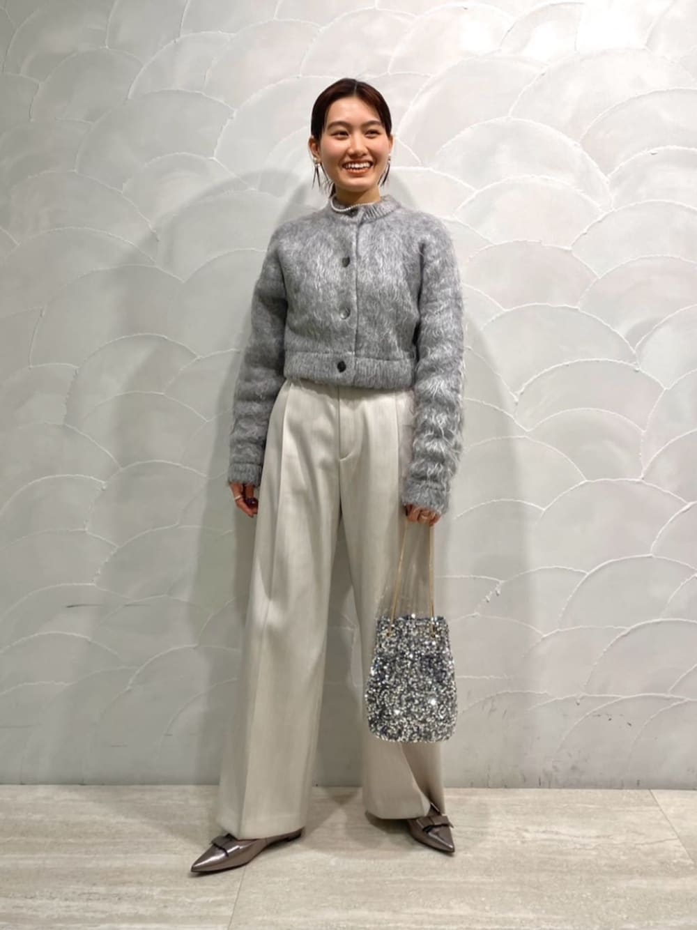「ベーシック/トラッド、Flat shoes styling、Pants style、WEB LIMITED ITEMS、トレンド、リラックススタイル、フェミニン、ビジネススタイル、フォーマル/セレモニー、UAHOLIDAYS、秋服、冬服、セレモニー、入学式、入園式」｜「malama10の＜Malama10＞T-Pearl Choker（ネックレス、ベージュ系）」を使った、中井　オデット エ オディール スタッフさん（レディース・159cm）の冬コーディネートの1枚目の写真