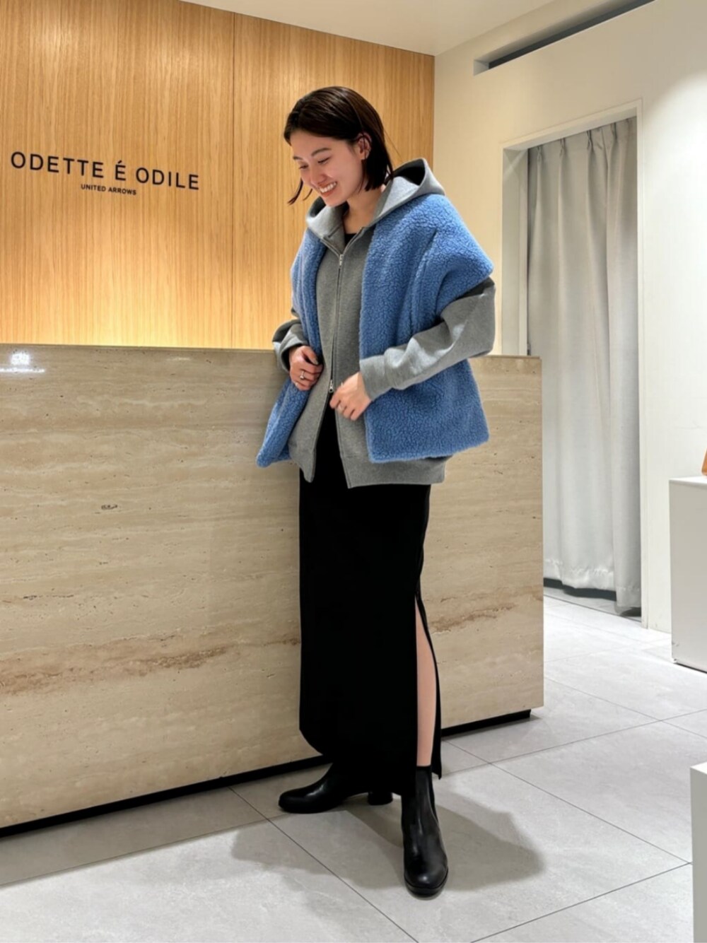 「ベーシック/トラッド、Boots styling、Skirt style、モード、トレンド、リラックス、マフラー、UAHOLIDAYS、冬服、冬コーデ、スカート、ショートブーツ、ODETTE E ODILE、通勤コーデ、気温10度から14度」｜「ODETTE E ODILEのSLサイドゴア ショートブーツ40↑（ブーツ、ブラック系）」を使った、中井　オデット エ オディール スタッフさん（レディース・158cm）の冬コーディネートの1枚目の写真