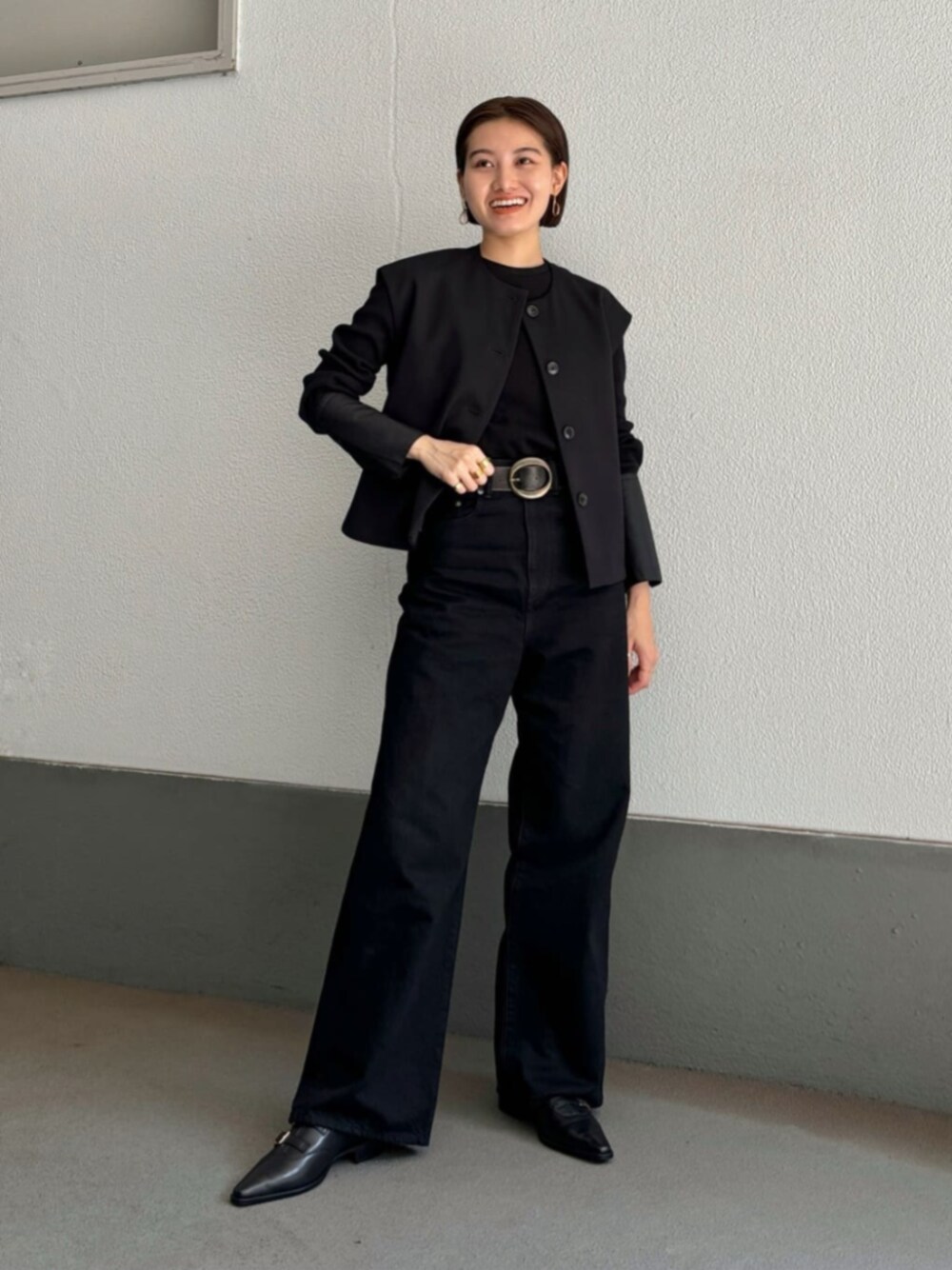 「ベーシック/トラッド、Flat shoes styling、Pants style、モード、トレンド、リラックススタイル、ビジネススタイル、Odette e Odile、セレモニー、通勤コーデ、気温15度から19度、デニム、春服、春コーデ、冬コーデ」｜「ODETTE E ODILEのタンレスダブルベルト フラット30↑（ドレスシューズ、ブラック系）」を使った、中井　オデット エ オディール スタッフさん（レディース・159cm）の冬コーディネートの1枚目の写真