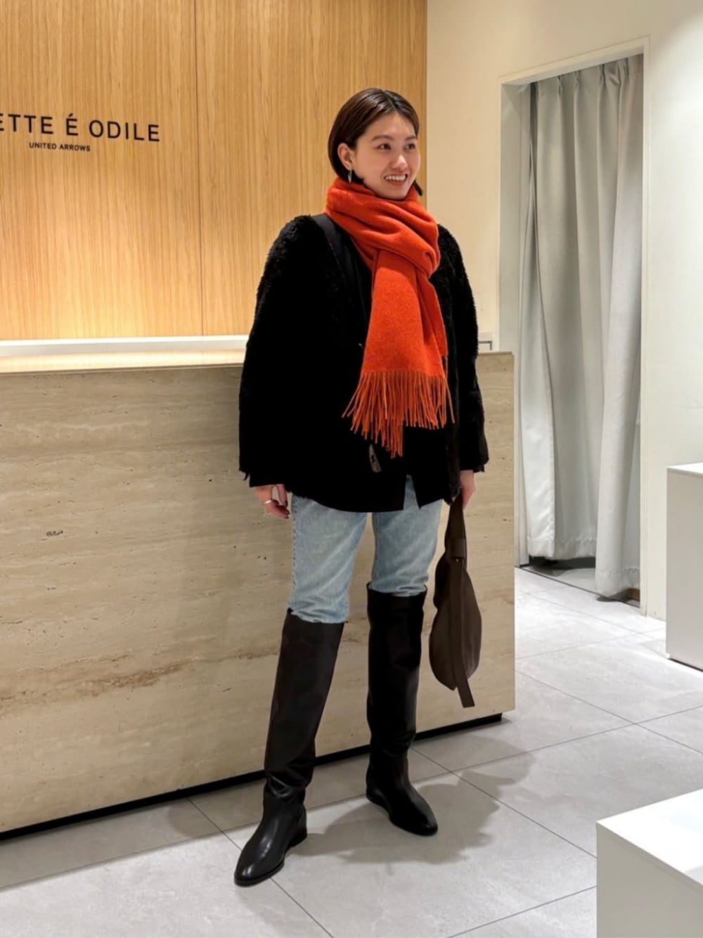 「ベーシック/トラッド、Flat shoes styling、Boots styling、Pants style、モード、トレンド、リラックス、マフラー、デニム、冬服、冬コーデ、ブーツ、ODETTE E ODILE、トートバッグ、気温9度以下」｜「ORSETTOの＜ORSETTO＞TELAIO（ショルダーバッグ、ブラウン系）」を使った、中井　オデット エ オディール スタッフさん（レディース・159cm）の冬コーディネートの1枚目の写真