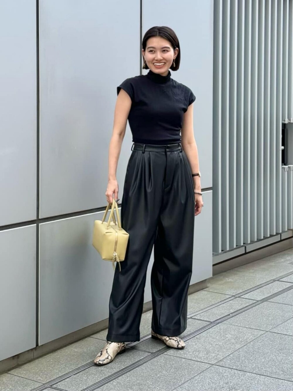 「ベーシック/トラッド、Boots styling、Pants style、モード、トレンド、リラックス、トラベル、ブーツ、ショートブーツ、トートバッグ、秋服、秋コーデ、ODETTE E ODILE」｜「ODETTE E ODILEのセンターシームソフト ショートブーツ20↑（ブーツ、その他）」を使った、中井　オデット エ オディール スタッフさん（レディース・158cm）の秋コーディネートの1枚目の写真