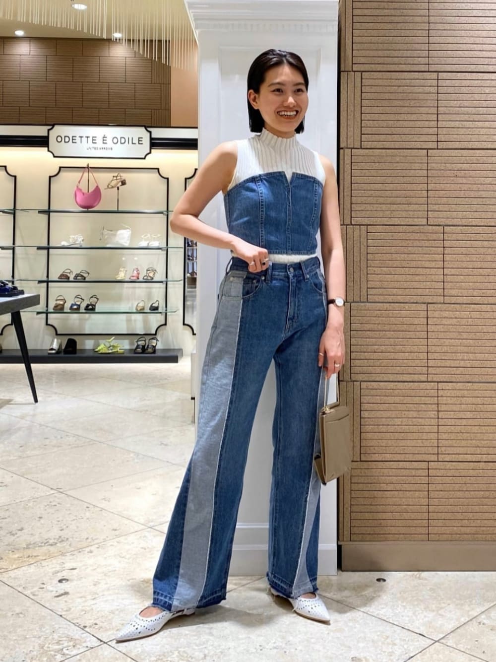 「ベーシック/トラッド、Flat shoes styling、Pants style、セットアップ、モード、トレンド、リラックス、デニム、夏服、リゾート、ODETTE E ODILE、夏コーデ」｜「ODETTE E ODILEの＜ODETTE E ODILE＞Chain SLING PURSE（ショルダーバッグ、グレー系）」を使った、中井　オデット エ オディール スタッフさん（レディース・158cm）の夏コーディネートの1枚目の写真