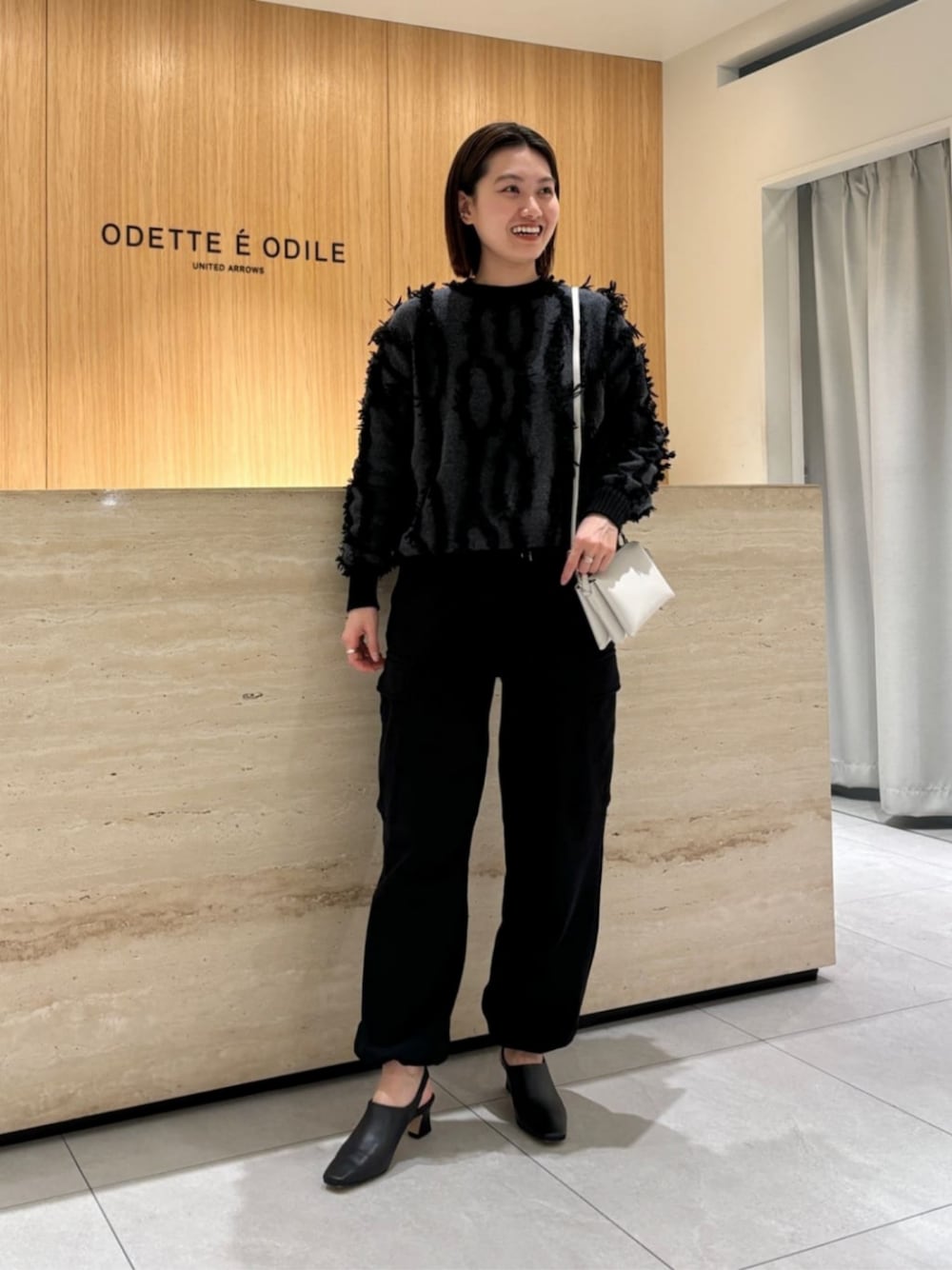 「Pumps styling、Pants style、モード、トレンド、リラックス、フェミニン、ニット、イエベ春、カーゴパンツ、スウェット、スプリング、ODETTE E ODILE、春コーデ、通勤コーデ、気温15度から19度」｜「ODETTE E ODILEのカバードバックベルト パンプス50↓↑（パンプス、ブラック系）」を使った、中井　オデット エ オディール スタッフさん（レディース・158cm）の冬コーディネートの1枚目の写真