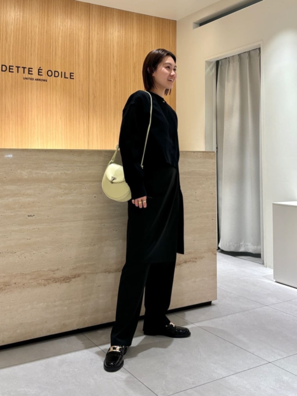 「ベーシック/トラッド、Flat shoes styling、Pants style、モード、リラックススタイル、Odette e Odile、春コーデ」｜「JOY GRYSONの＜JOY GRYSON＞ TRIBECA CROSSBODY（ショルダーバッグ、グリーン系）」を使った、中井　オデット エ オディール スタッフさん（レディース・159cm）の春コーディネートの1枚目の写真