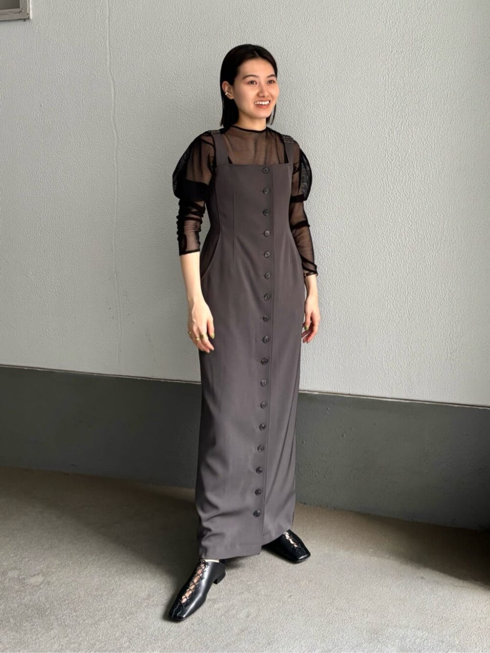 「ベーシック/トラッド、Flat shoes styling、Skirt style、ワンピース、モード、トレンド、リラックススタイル、フェミニン、秋服、秋コーデ、Odette e Odile、通勤コーデ」｜「ODETTE E ODILEのウェーブカットレースアップ フラット20↑（パンプス、ブラック系）」を使った、中井　オデット エ オディール スタッフさん（レディース・159cm）の秋コーディネートの1枚目の写真
