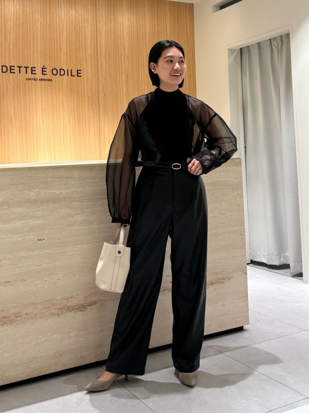 「ベーシック/トラッド、Pumps styling、Pants style、モード、トレンド、ビジネス、ポインテッドパンプス、トートバッグ、秋服、秋コーデ、ODETTE E ODILE」｜「ODETTE E ODILEのポインテッド パンプス45↓↑（パンプス、グレー系）」を使った、中井　オデット エ オディール スタッフさん（レディース・158cm）の秋コーディネートの1枚目の写真