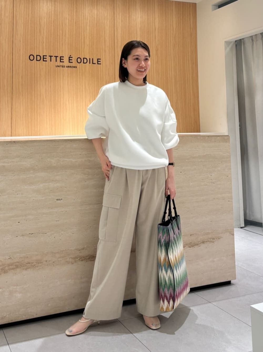 「Pumps styling、Pants style、トレンド、リラックススタイル、春服、Odette e Odile、トートバッグ」｜「ODETTE E ODILEの＜L’Avenir＞Borde Large（トートバッグ、ブラック系）」を使った、中井　オデット エ オディール スタッフさん（レディース・159cm）の春コーディネートの1枚目の写真