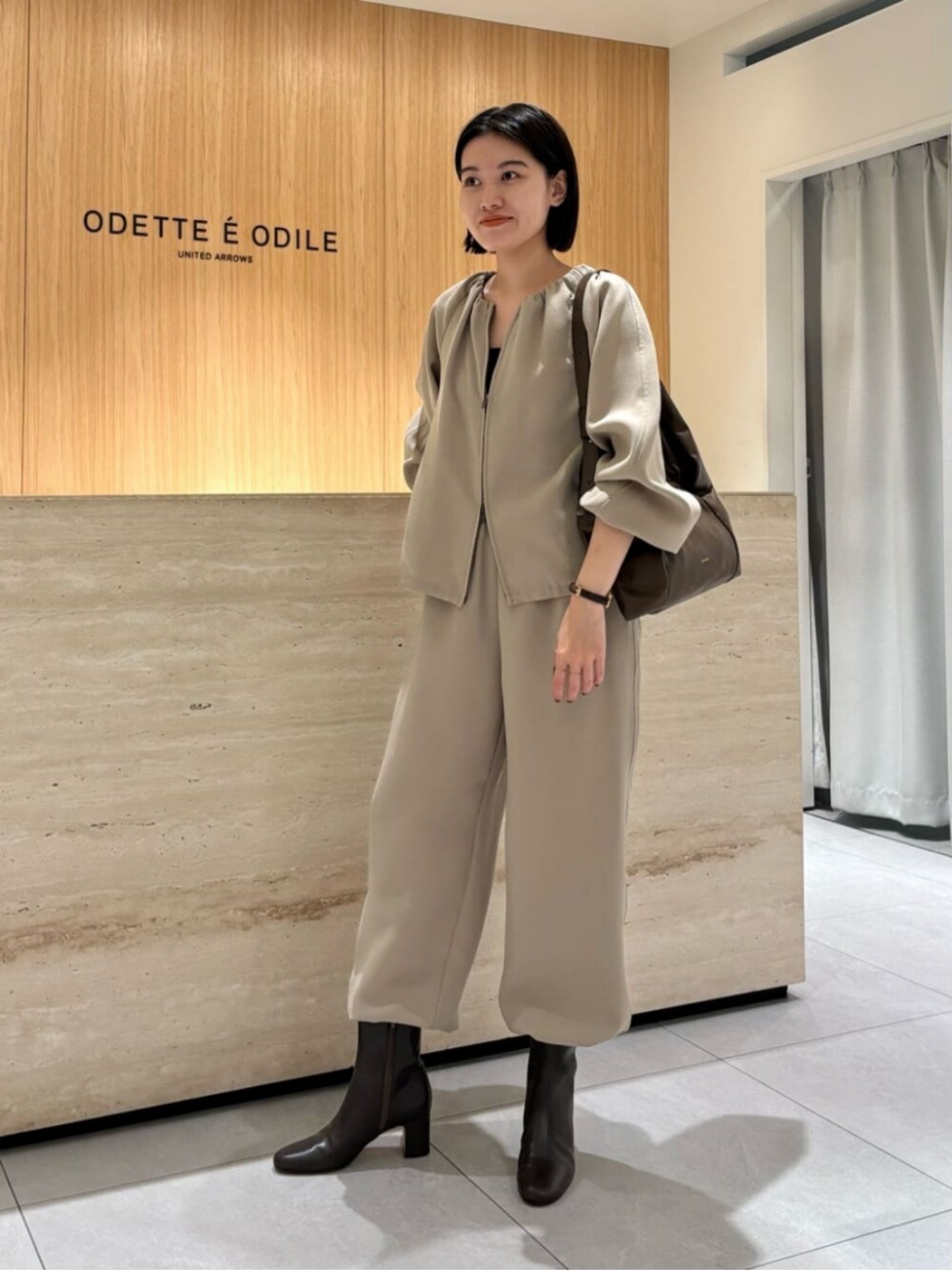 「ベーシック/トラッド、Boots styling、Pants style、セットアップ、モード、トレンド、リラックス、フェミニン、冬服、ブーツ、ショートブーツ、冬コーデ、ODETTE E ODILE、トートバッグ、気温10度から14度」｜「ODETTE E ODILEのラウンドプレーン ショートブーツ60↑（ブーツ、ブラウン系）」を使った、中井　オデット エ オディール スタッフさん（レディース・158cm）の冬コーディネートの1枚目の写真
