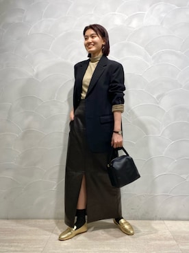 「アイテム（ローファー、ゴールド系）」を使った、中井　オデット エ オディール スタッフさん（レディース・159cm）の冬コーディネート