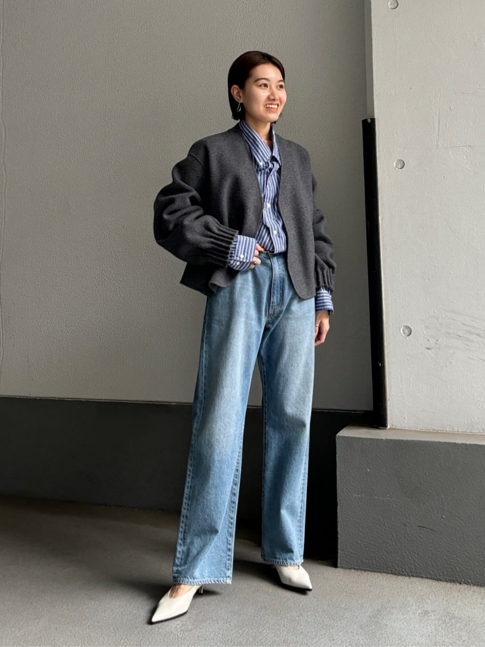 「ベーシック/トラッド、Pumps styling、Pants style、モード、リラックス、フェミニン、デニム、春服、春コーデ、セレモニー、卒入園、ODETTE E ODILE、通勤、通勤コーデ、気温10度から14度」｜「ODETTE E ODILEのポインテッドシャーリング パンプス45↑（パンプス、グレー系）」を使った、中井　オデット エ オディール スタッフさん（レディース・159cm）の春コーディネートの1枚目の写真