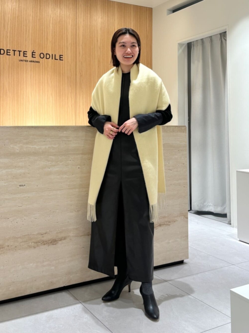「ベーシック/トラッド、Boots styling、Skirt style、モード、トレンド、フェミニン、ビジネススタイル、マフラー、イエベ春、UAHOLIDAYS、冬服、ショートブーツ、冬コーデ、Odette e Odile、通勤コーデ」｜「ODETTE E ODILEのバックジップブーティ ショートブーツ65↓↑（ブーツ、ブラック系）」を使った、中井　オデット エ オディール スタッフさん（レディース・159cm）の冬コーディネートの1枚目の写真