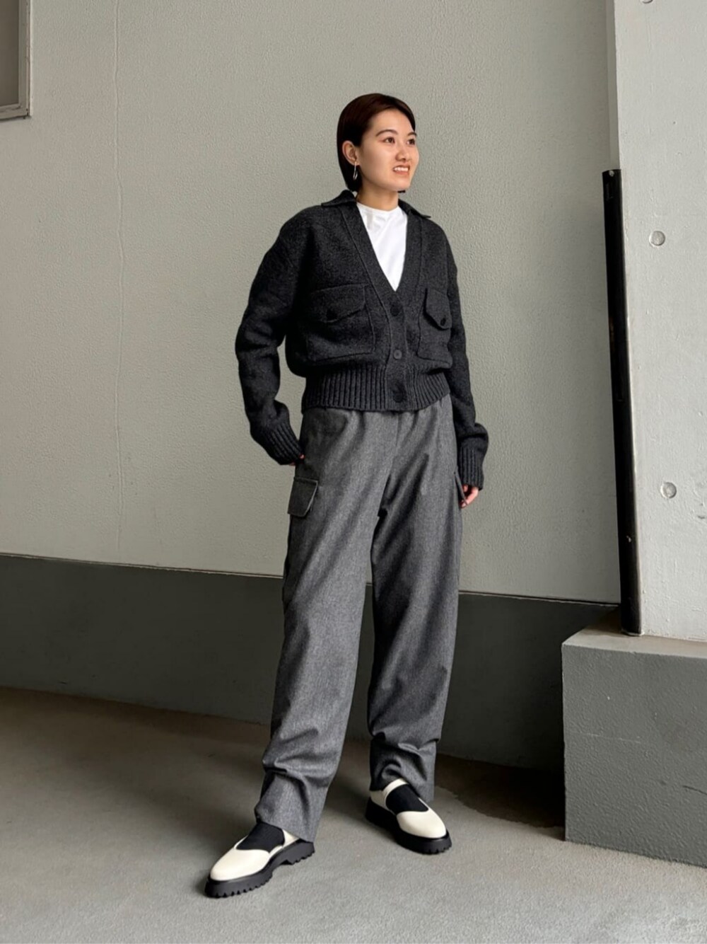 「ベーシック/トラッド、Flat shoes styling、Pants style、モード、トレンド、リラックス、春服、春コーデ、ODETTE E ODILE、通勤コーデ、通勤」｜「ODETTE E ODILEのインサイドセパレートストラップ フラット40（ローファー、ホワイト系）」を使った、中井　オデット エ オディール スタッフさん（レディース・159cm）の春コーディネートの1枚目の写真