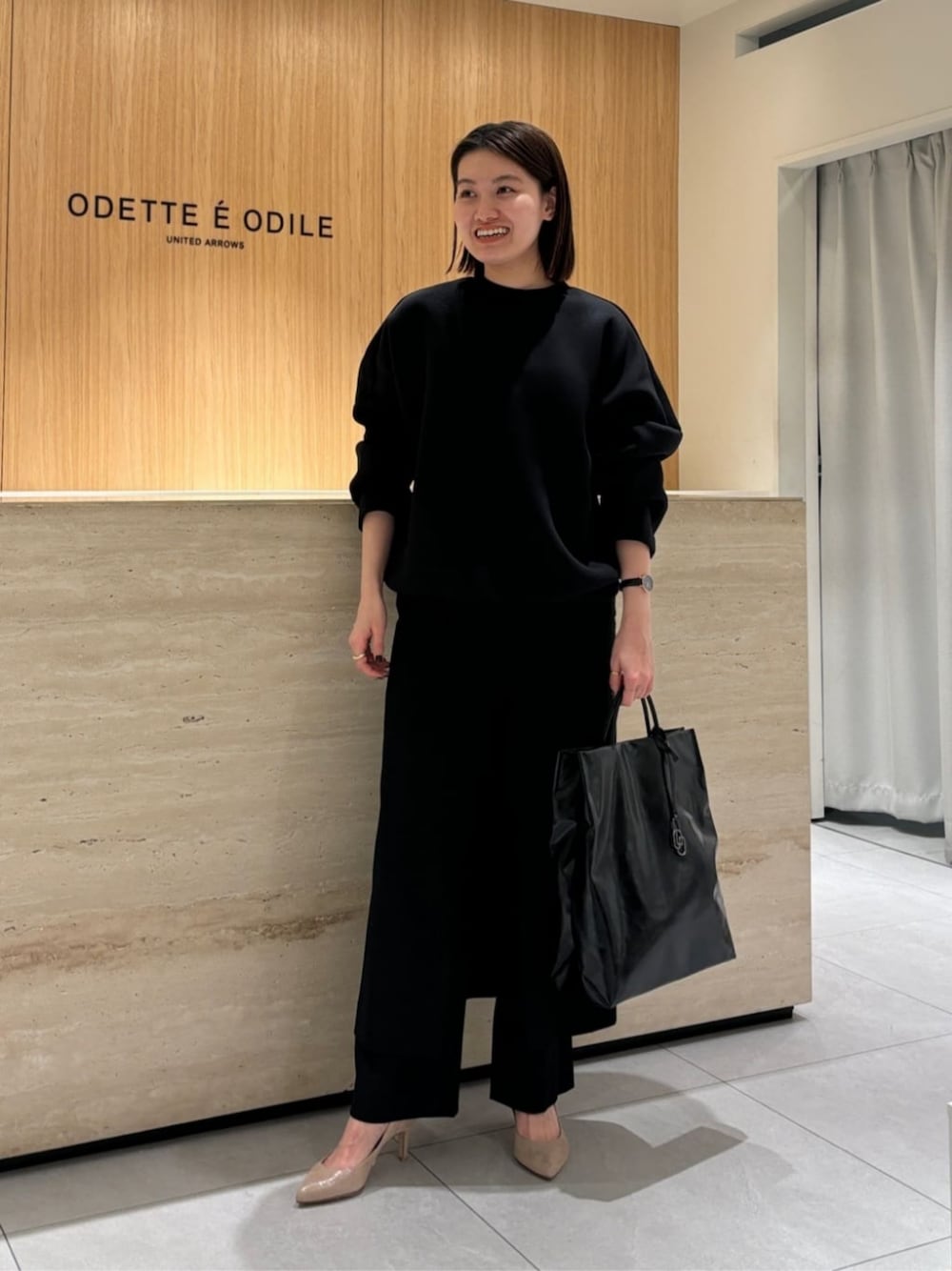 「ベーシック/トラッド、Pumps styling、Pants style、モード、トレンド、フェミニン、フォーマル、春服、セレモニー、卒業式、卒園式、ODETTE E ODILE、春コーデ、トートバッグ、通勤コーデ」｜「LAYASの＜LAYAS＞Thin Handle TOTE M（トートバッグ、ブラック系）」を使った、中井　オデット エ オディール スタッフさん（レディース・159cm）の春コーディネートの1枚目の写真