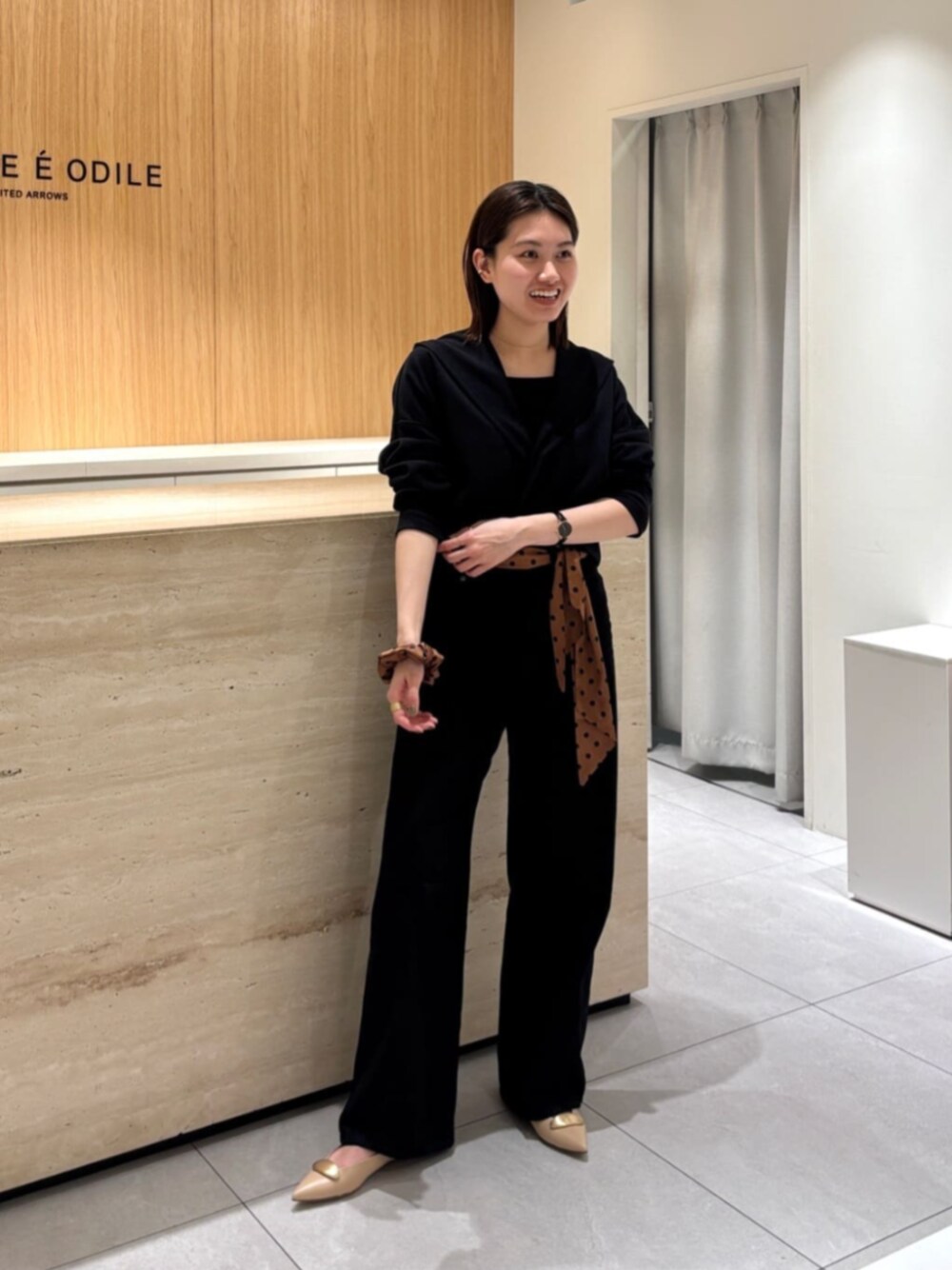 「ベーシック/トラッド、Flat shoes styling、Pants style、リラックススタイル、ビジネススタイル、Odette e Odile、春コーデ」｜「ODETTE E ODILEのオーバルメタル フラット10↑（パンプス、ベージュ系）」を使った、中井　オデット エ オディール スタッフさん（レディース・159cm）の春コーディネートの1枚目の写真