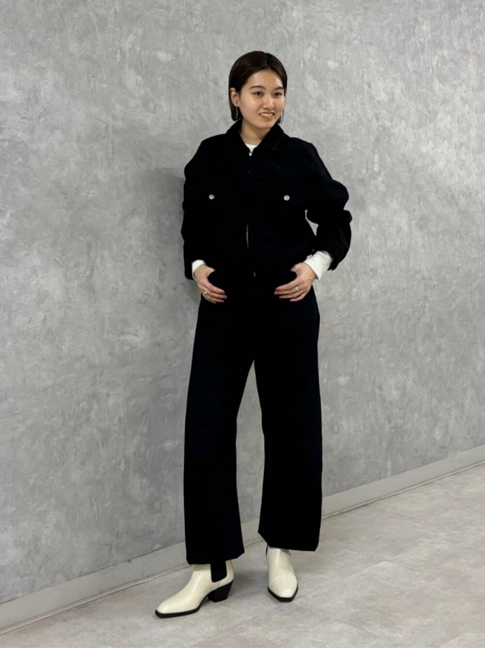 「ベーシック/トラッド、Boots styling、Pants style、セットアップ、モード、トレンド、リラックス、フェミニン、デニム、ブーツ、ショートブーツ、ODETTE E ODILE、春服、春コーデ、気温9度以下」｜「ODETTE E ODILEのフィットゴア ショートブーツ50↑（ブーツ、ホワイト系）」を使った、中井　オデット エ オディール スタッフさん（レディース・159cm）の冬コーディネートの1枚目の写真