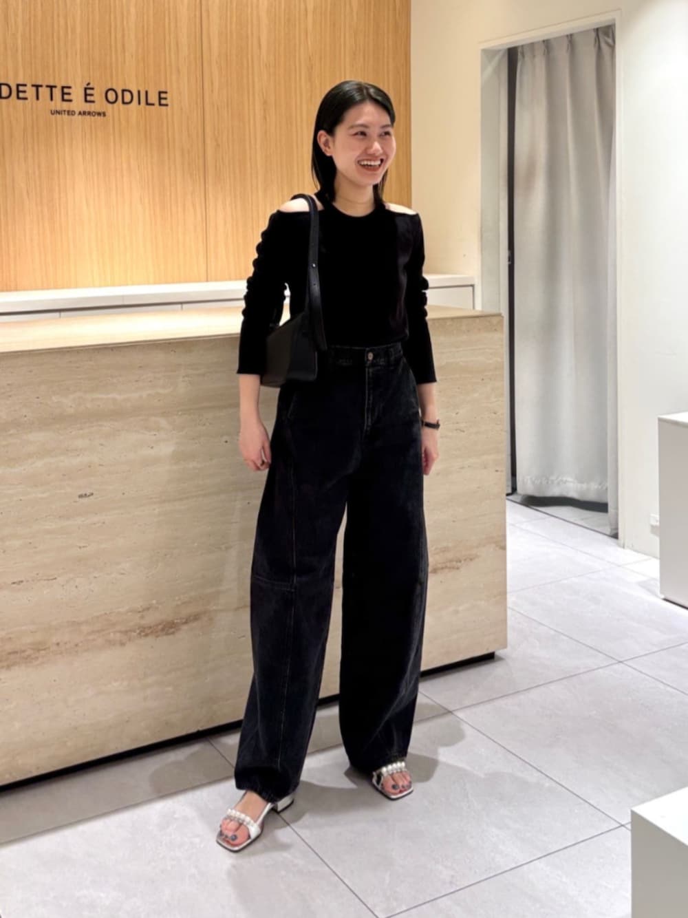 「Sandals styling、Pants style、リラックススタイル、フェミニン、サンダル、Odette e Odile、春コーデ、気温30度以上、気温25度から29度」｜「ODETTE E ODILEのパールライクビジュー サンダル30↑（サンダル、シルバー系）」を使った、中井　オデット エ オディール スタッフさん（レディース・159cm）の春コーディネートの1枚目の写真