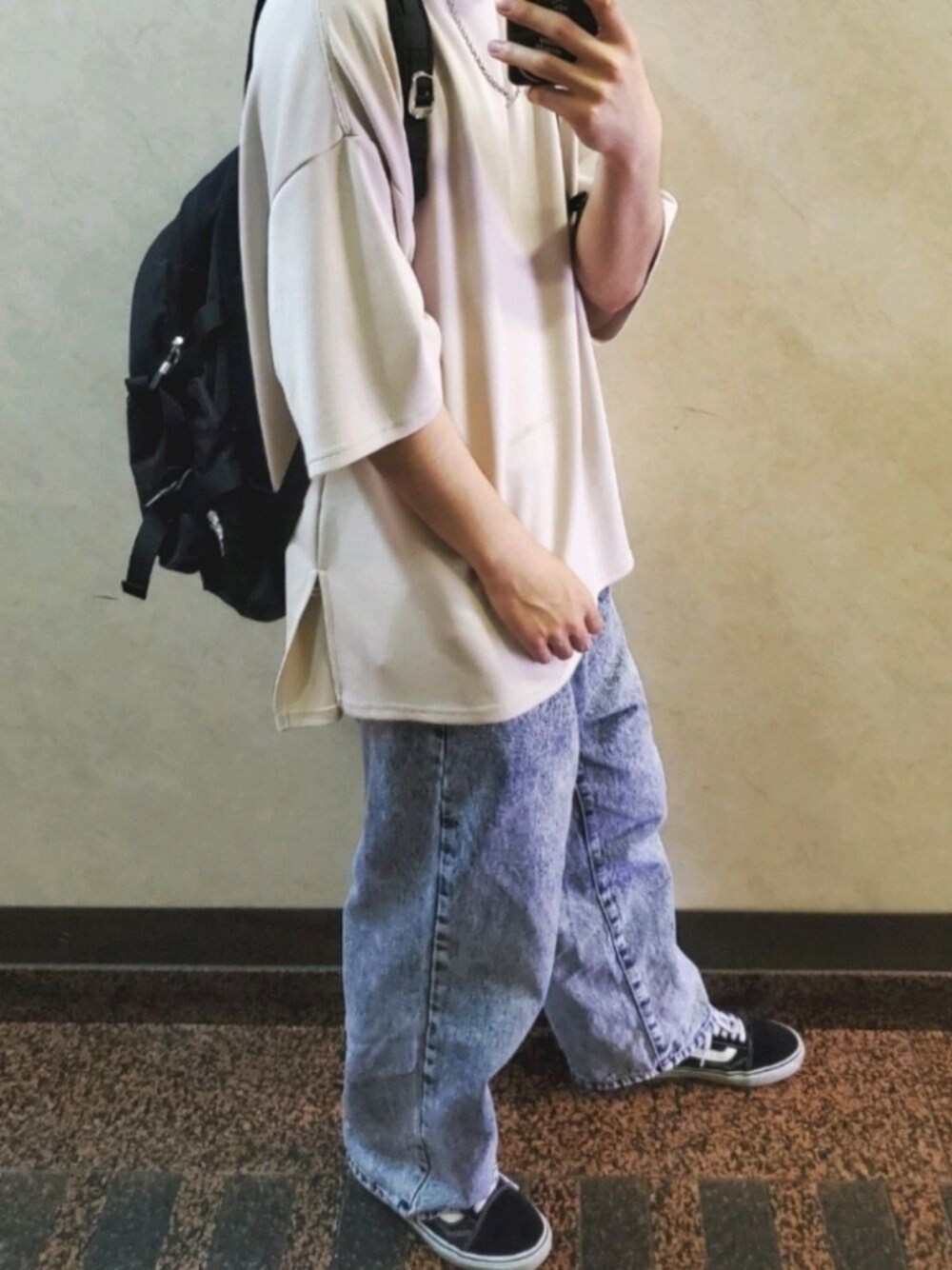 ブラック系のバックパック/リュック、ブルー系のデニムパンツ、ベージュ系のTシャツ/カットソーを着用したメンズの夏コーディネートの1枚目の写真