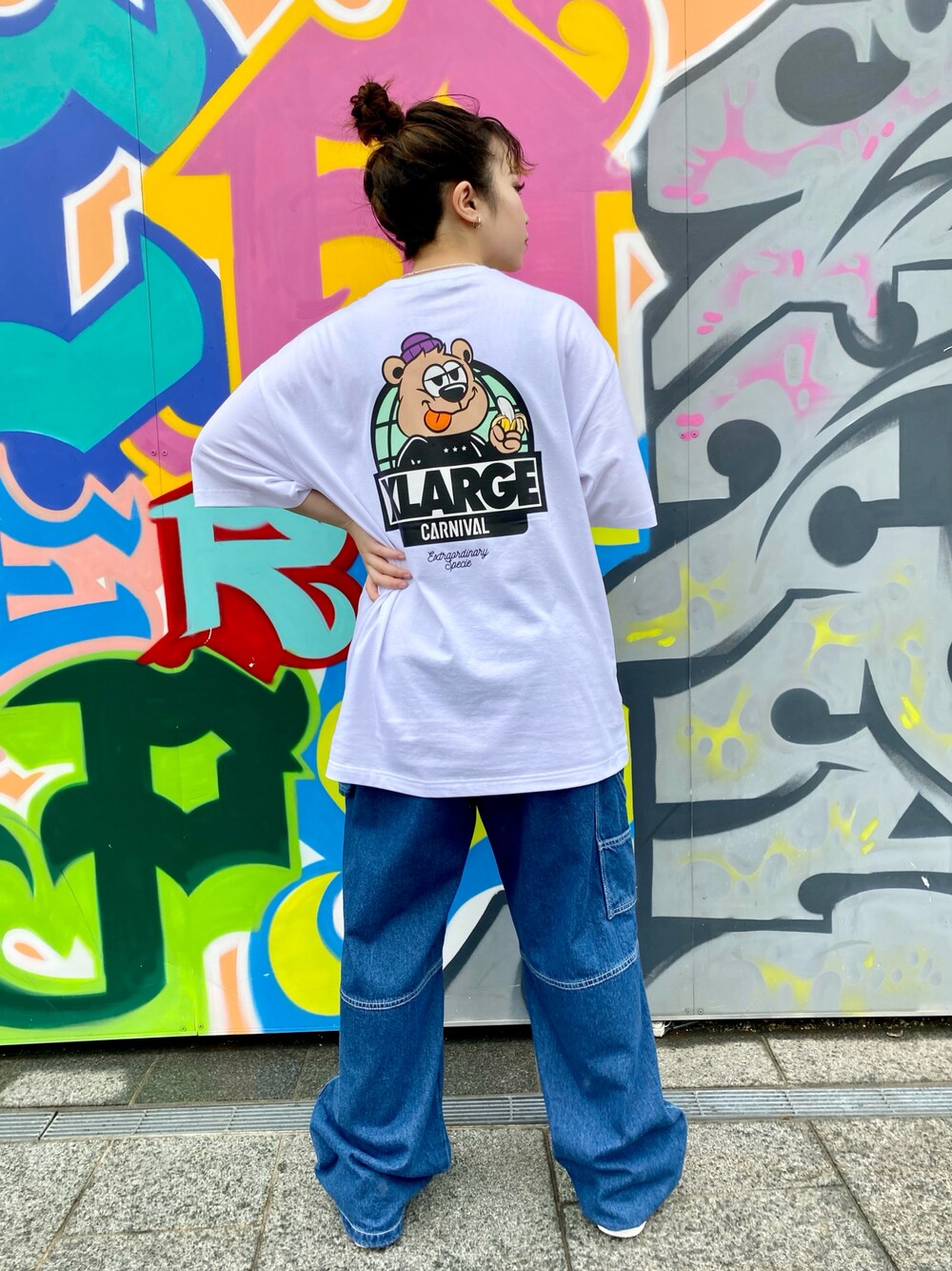 「XLARGE、carnival、デニム、Tシャツ、楽チンコーデ、パンツコーデ、メンズライク、オーバーサイズ、ootd」｜「XLARGEのXLARGE×CARNIVAL BKK BEAR & BANANA S/S TEE（Tシャツ/カットソー、ホワイト系）」を使った、樹山 祐希菜さん（レディース・160cm）の夏コーディネートの1枚目の写真