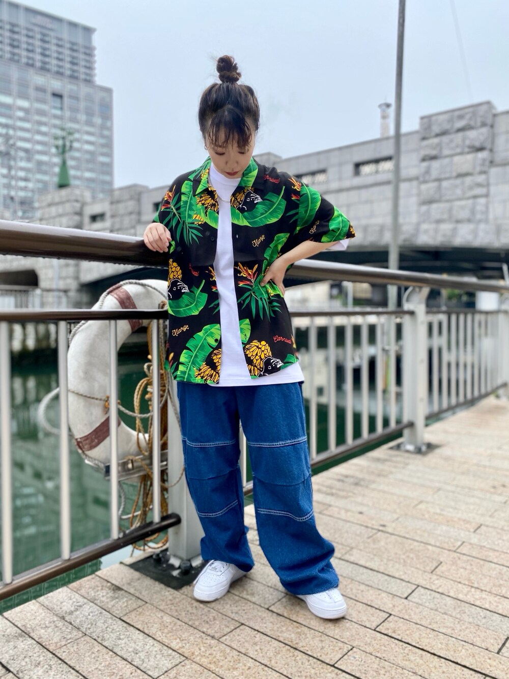 「XLARGE、carnival、デニム、シャツスタイル、柄シャツ、メンズライク、ストリート、ootd」｜「XLARGEのXLARGE×CARNIVAL BKK BANANA LEAF SHIRT（シャツ/ブラウス、ブラック系）」を使った、樹山 祐希菜さん（レディース・160cm）の夏コーディネートの1枚目の写真