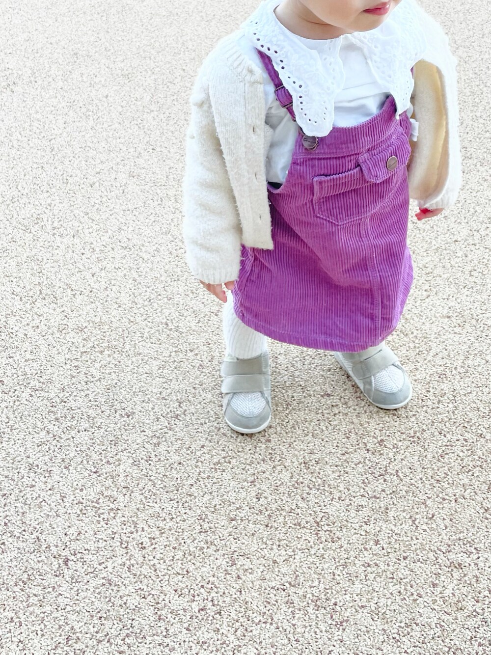 「冬コーデ、女の子コーデ、キッズ、キッズコーデ」｜「ZARA KIDSのアイテム（サロペット/オーバーオール、パープル系）」を使った、珊瑚ちゃん☺︎(6/6)さん（キッズ・70cm）の冬コーディネートの1枚目の写真