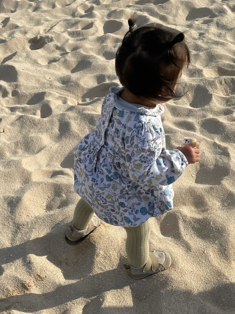 「女の子コーデ、キッズコーデ、1歳、キッズ、海外子供服」｜「little cotten clothesのアイテム（オールインワン・サロペット、ブルー系）」を使った、珊瑚ちゃん☺︎(6/6)さん（キッズ・70cm）の冬コーディネートの1枚目の写真