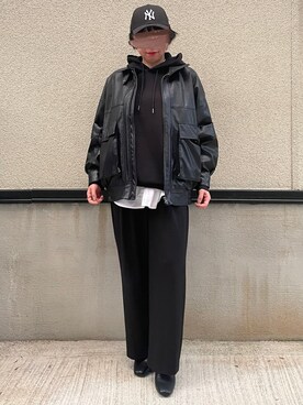 キャップを使った「レザージャケット×パーカー」のレディース人気  