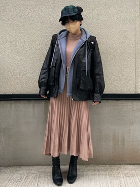 キャップを使った「レザージャケット×パーカー」のレディース人気  