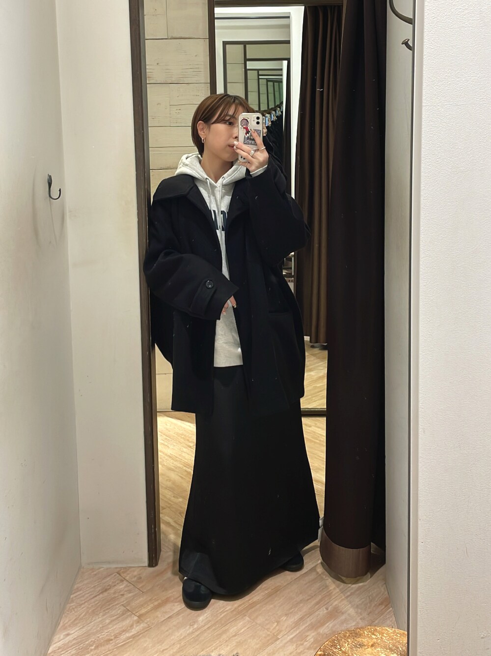 スタンドカラーコクーンミドルコートを使った人気ファッション
