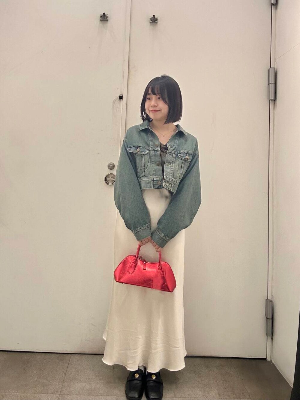 「デニム、春コーデ、骨格ストレート、イエベ春、私のイチ推しブランド、過ごしやすい、暮らしを楽しむ、春のジャケットスタイル」｜「SENSE OF PLACE by URBAN RESEARCHのハートボストンバッグ（ボストンバッグ、レッド系）」を使った、maiさん（レディース・156cm）の春コーディネートの1枚目の写真