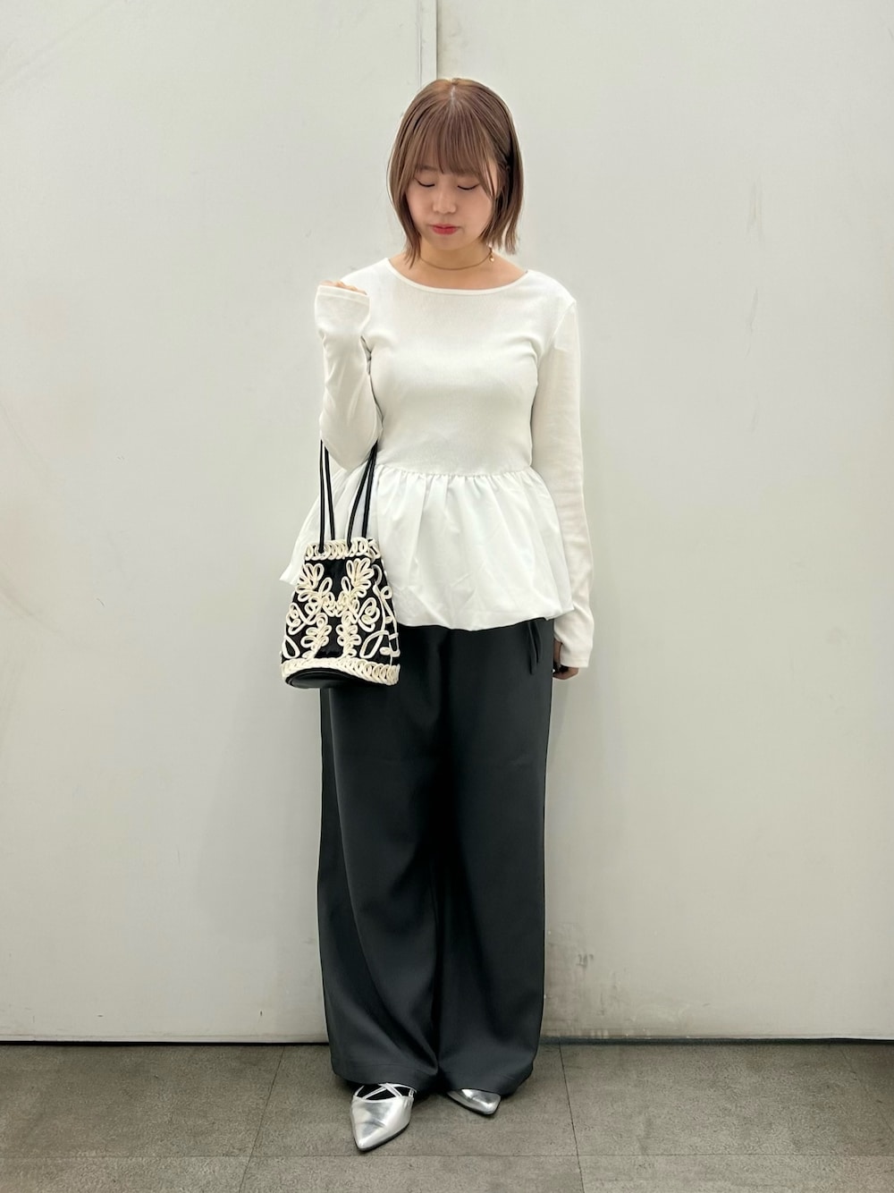 ホワイト系のTシャツ/カットソー、グレー系のその他パンツ、シルバー系のその他シューズを着用したレディースの秋コーディネートの1枚目の写真