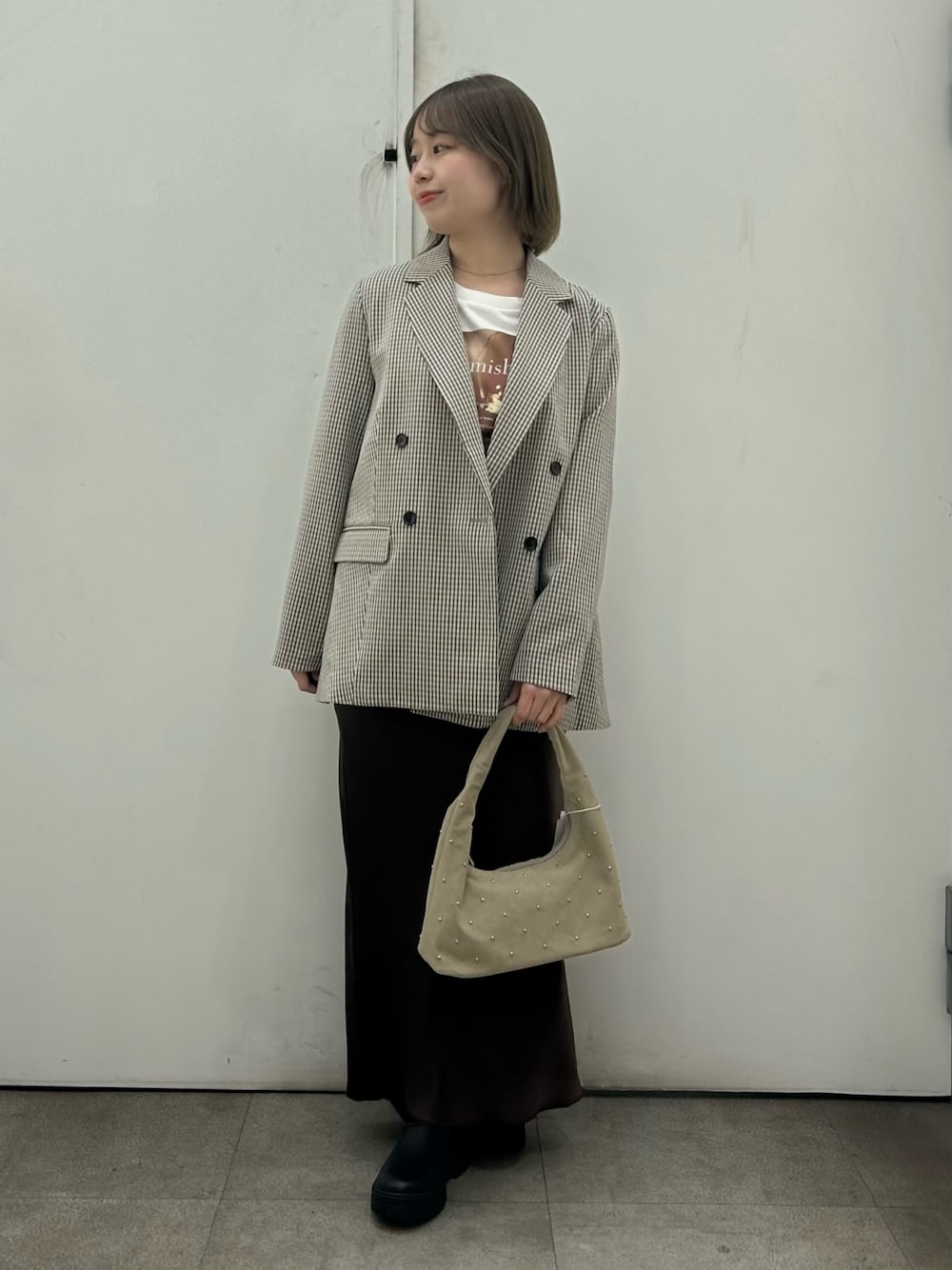 ベージュ系のテーラードジャケット、その他のTシャツ/カットソー、ブラウン系のスカートを着用したレディースの冬コーディネートの1枚目の写真