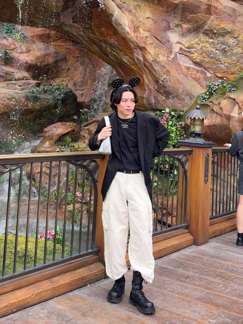 「ディズニーコーデ、ジャケット、Tシャツ、カーゴパンツ、ブーツ、シルバーバッグ、サングラス、今日のコーデ、モノトーン、シンプルスタイル、キレイめ、ブラック、春服コーデ、テーラードジャケット、めがね」｜「ZARAのアイテム（テーラードジャケット、ブラック系）」を使った、taitoyoshikawaさん（メンズ・174cm）の春コーディネートの1枚目の写真