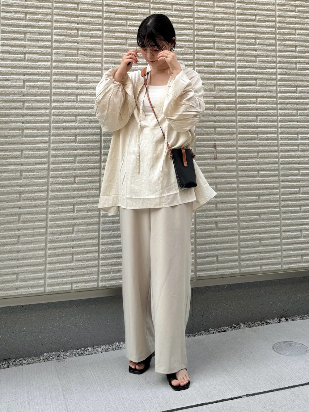 「春夏コーデ、ワントーンコーデ、淡色コーデ、デートコーデ、レイヤードスタイル、ボリューム袖、リネン、ブラウス、ショルダーバッグ、サンダル、メガネ女子、プチプラ」｜「select MOCAのフェイクレザートングサンダル（サンダル、ブラック系）」を使った、pearn0さん（レディース・160cm）の春コーディネートの1枚目の写真