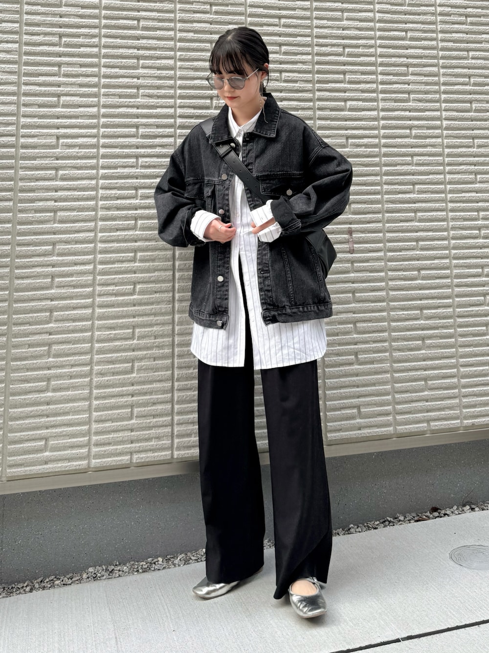「春コーデ、モノトーン、シンプルコーデ、プチプラ、レイヤードスタイル、デニム、デニムジャケット、シャツスタイル、リネン、ショルダーバッグ、大人カジュアル、お出かけコーデ、ストリート、スポーツミックス、メガネ女子」｜「ikkaのフレンチリネンMIX長袖シャツ（シャツ/ブラウス、ホワイト系）」を使った、pearn0さん（レディース・160cm）の春コーディネートの1枚目の写真