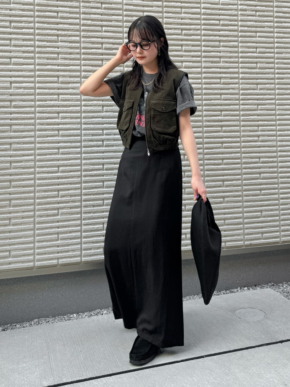 「秋服準備はじめました、秋先取りコーデ、アウトドアスタイル、レイヤードスタイル、ロゴT、ベスト、コーデュロイ、ロングスカート、トートバッグ、メガネ女子、韓国ファッション、休日スタイル、お出かけコーデ、プチプラ、秋コーデ」｜「FREAK'S STOREのStranger Things/ストレンジャーシングス　未知の世界 Stranger Things Photo Short Sleeve T-shirt/ ストレンジャーシングス フォトTシャツ（Tシャツ/カットソー、グレー系）」を使った、pearn0さん（レディース・160cm）の秋コーディネートの1枚目の写真
