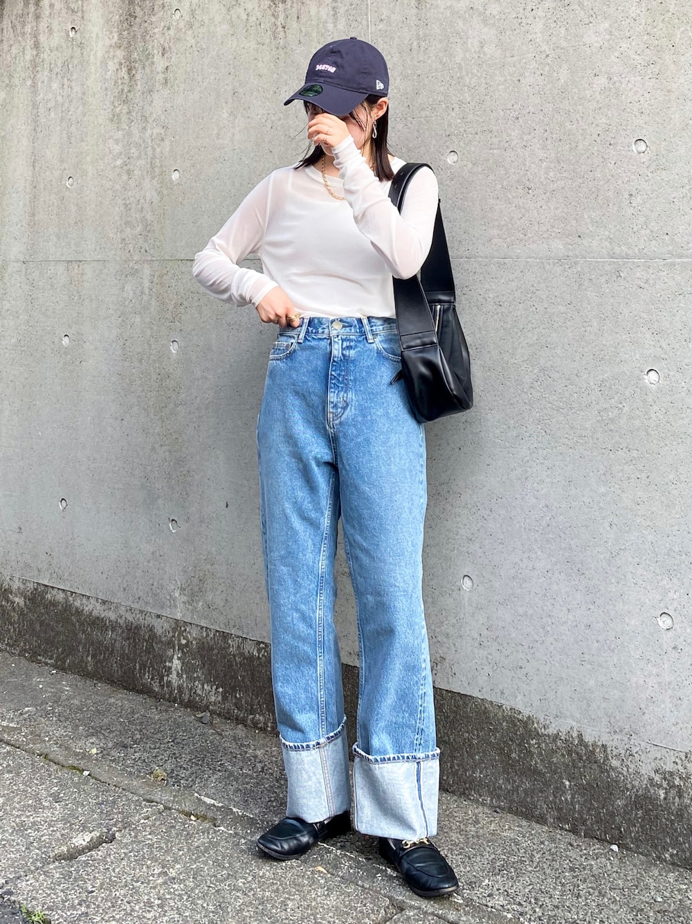 「秋服準備はじめました、WEARyouthコーデ、シンプルコーデ、シアートップス、デニム、キャップ、ショルダーバッグ、ローファー、スクエアトゥ、レザー、大人カジュアル、韓国ファッション」｜「hunchのクルーネックシアートップス（Tシャツ/カットソー、ホワイト系）」を使った、pearn0さん（レディース・160cm）の夏コーディネートの1枚目の写真