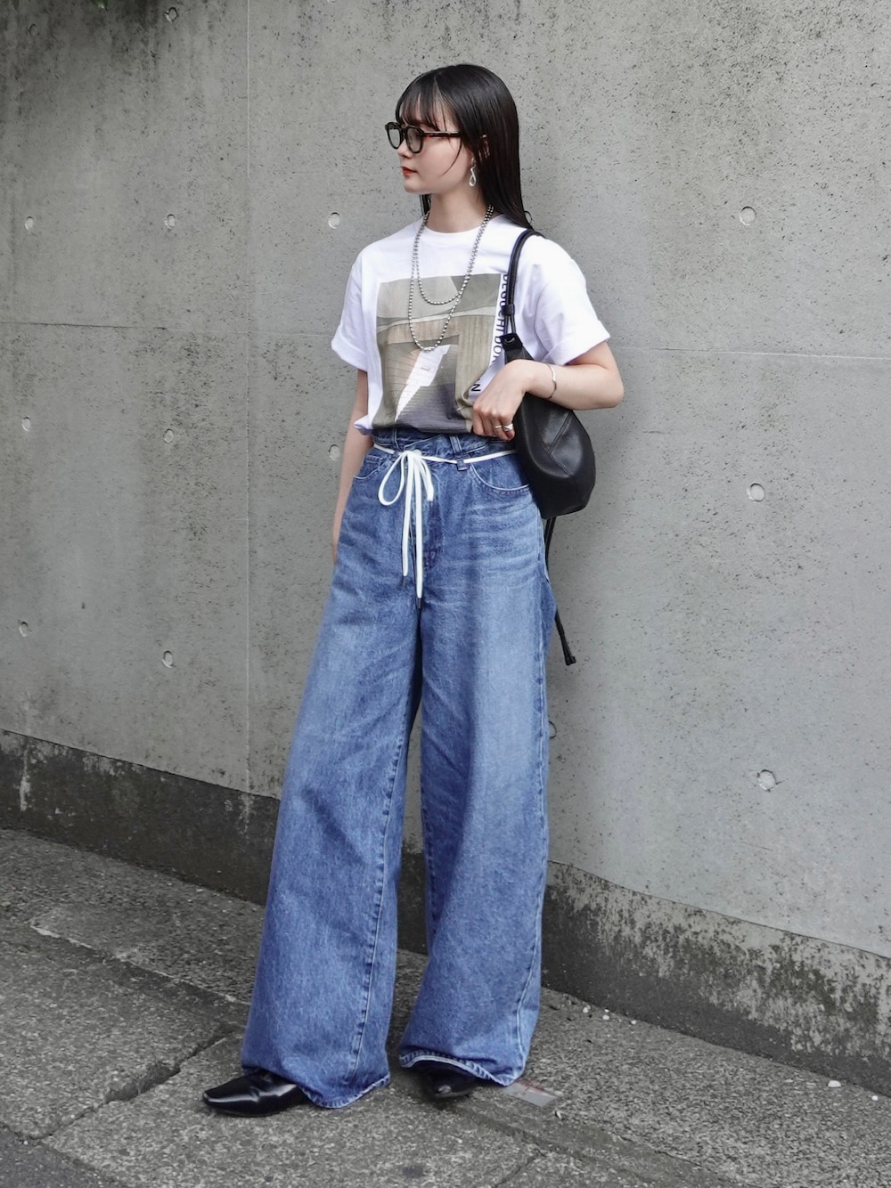 「夏コーデ、アウトドアスタイル、白Tシャツ、Tシャツ、デニム、ショルダーバッグ、サングラス、メガネ女子、大人カジュアル、シンプルコーデ、休日スタイル、お出かけコーデ、ロゴT、フェススタイル、プチプラ」｜「NOGLEの【NOGLE/ノグル】ヴィンテージフォトプリントTEE（Tシャツ/カットソー、ホワイト系）」を使った、pearn0さん（レディース・160cm）の夏コーディネートの1枚目の写真