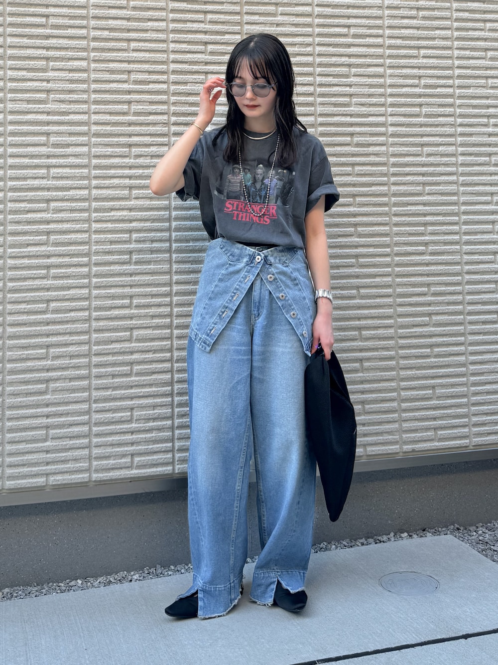 「休日スタイル、夏コーデ、レイヤードスタイル、カジュアル、Tシャツ、夏だ！Tシャツ着よう！、ロゴT、デニム、デニムパンツ、トートバッグ、サングラス、メガネ女子、韓国ファッション」｜「FREAK'S STOREのStranger Things/ストレンジャーシングス　未知の世界 Stranger Things Photo Short Sleeve T-shirt/ ストレンジャーシングス フォトTシャツ（Tシャツ/カットソー、グレー系）」を使った、pearn0さん（レディース・160cm）の夏コーディネートの1枚目の写真